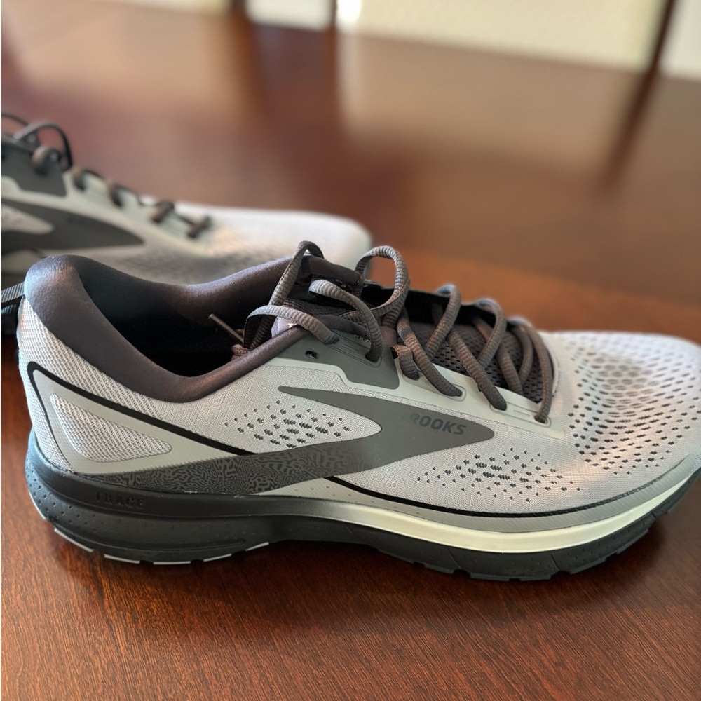 NWT Brooks running shoes, size 14 men